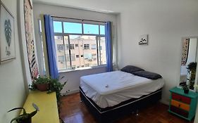 quiet beachfront room in shared apartment - quarto tranquilo num apartamento compartilhado em frente a praia